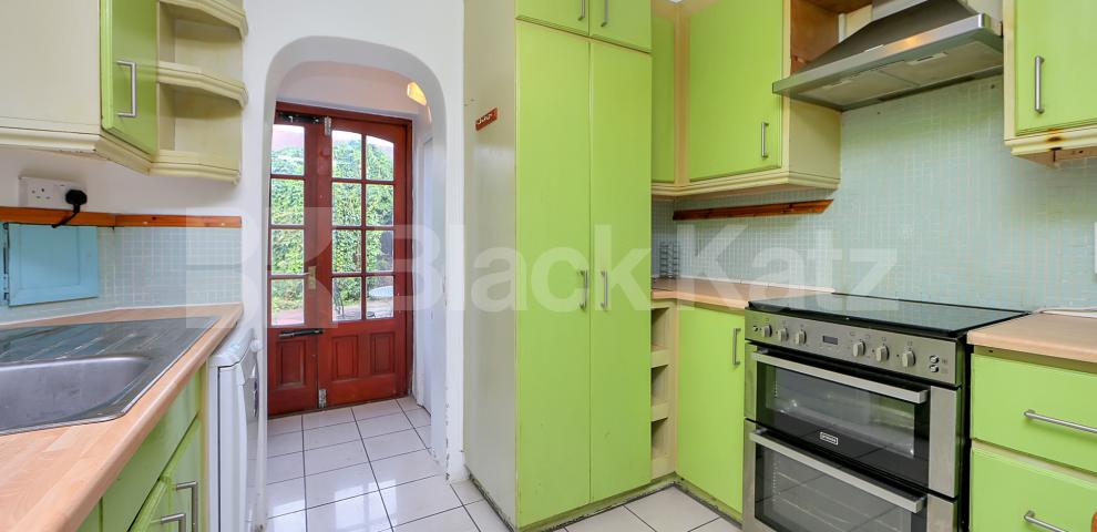 			LET , 5 Bedroom, 1 bath, 1 reception House			 Trundleys Road , Surrey Quays